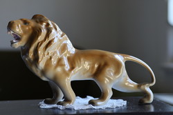 Porcelán oroszlán