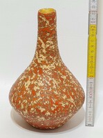 Tófej, fröcskölt fehér mázfoltos, narancssárga mázas, hosszú nyakú, pocakos kerámia váza (2927)