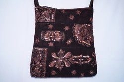 Fekete, bronz virágos indiai száriból készült, kézzel hímzett, közepes méretű cipzáros női válltáska