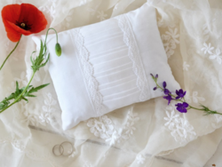 Snow white ring pillow