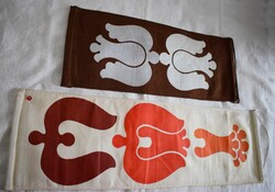 Csete Ildikó textil falvédő 1975 sárközi motívumok stilizálva szitanyomat lenvászon 88 , 115cm 2db.