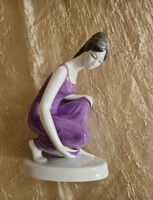Hollóházi porcelán vizet merítő nő figura
