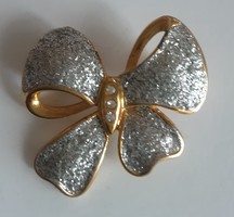 Bow-shaped shiny badge/brooch