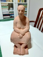 Ülő nő szobra