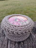 Crocheted box with a lid