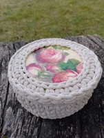 Crocheted box with a lid
