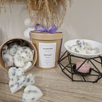 Lavender scented wax A scented wax made of 100% soy wax, decorated with lavender flowers. The cool one