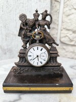 Gyönyörű figurális bronz szobor, Zsebóra tartó fa talpon .