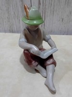 Kézzel festett Drasche porcelán könyvet olvasó kisfiú