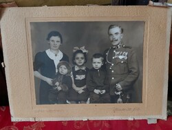 Katonatiszt családjával régi fotográfia