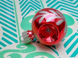 Retro üveg karácsonyfadísz piros behúzott oldalú gömb üvegdísz