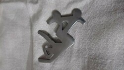 Skateboard figure unique metal brooch, silver colored badge