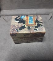 Elefántos márvány dobozka