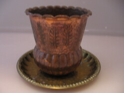 Kis kalapált réz tálcán réz kupa, váza