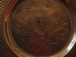 Copper decorative plate with engraved pattern, ribbed edge.