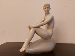 Zsolnay nude