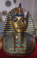 Tutankhamun statue