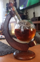 Globe-shaped decanter with poufo wooden holder