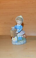 Capodimonte porcelán Hummel jellegű madarat etető kislány figura 11 cm (po-3)