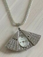 Ezüst színű legyezőbe ágyazott apró óra medálos nyaklánc  Gönczi "Maxi" fotóművész hagyatékából