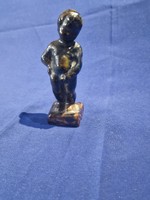 Kerámi sötét mázas jelzett pisilő kisfiú figura