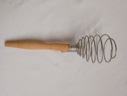 Régi fa nyelű rugós habverő, nosztalgia konyhai eszköz, dekoráció