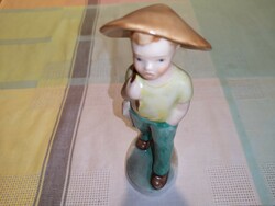 Porcelán kisfiú gomba kalappal Kerámia iparművész KSZ