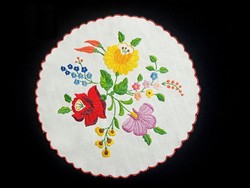 Tablecloth embroidered with Kalocsa flower pattern, 31 cm diameter