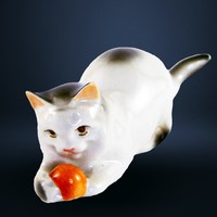 Zsolnay játszó macska