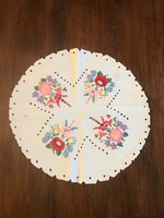 Round very beautiful embroidered tablecloth with Hungarian pattern. Size: 29 cm in diameter, sling