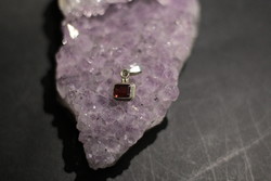 Silver pendant with garnet stone