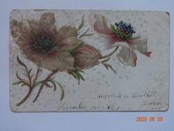 Régi, antik grafikus virágos üdvözlő képeslap, dombormintás (1900)