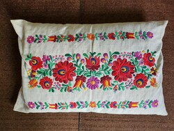 Pillow with triple long Kalocsa stitching