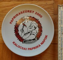 Fehér, piros mintás porcelán tányér,Paprikaszüret 2000, Kalocsai paprika napok