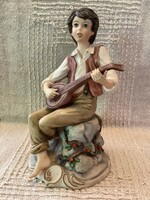 Capodimonte jelzett Vivian C. mandolinozó fiú szobor figura