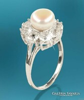 Very nice ring decorated with cultured pearls and crystals, beautiful. !!