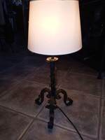Kovácsoltvas asztali lámpa