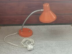 Szarvasi narancssárga színű retro asztali lámpa