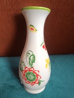 Festett-mázas kerámia váza, virágmintás dekorral, sorszámozott darab.