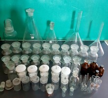 Antik gyógyszertári, patikus üvegek 60 db