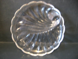 Shell-shaped small glass plate, offering