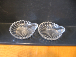 2 clamshell-shaped serving glass bowls in one
