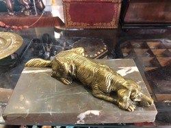 Bronz Kutyaszobor márványon, art deco,  18 cm-es nagyságú.