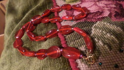 54 cm-es , piros üveggyöngyöből álló nyaklánc .