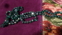 120 cm-es  lüszteres, zöld , fazettált kristálygyöngyökből álló , szemenként csomózott nyaklánc .