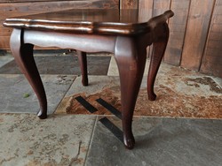 Neobarokk stílusú kisméretű fa asztalka