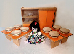 Retró fa bababútor játékbútor babaház elem játék bútor konyhai szekrény asztal tányér kaucsuk baba