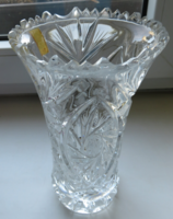 Its beautiful crystal vase is 20 cm high
