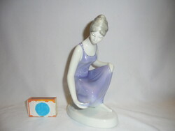 Raven house woman drawing water - porcelain nipp, figurine