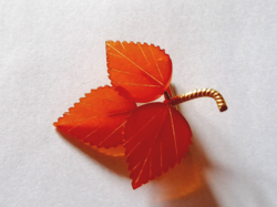 Vintage leaf-shaped brooch 671.